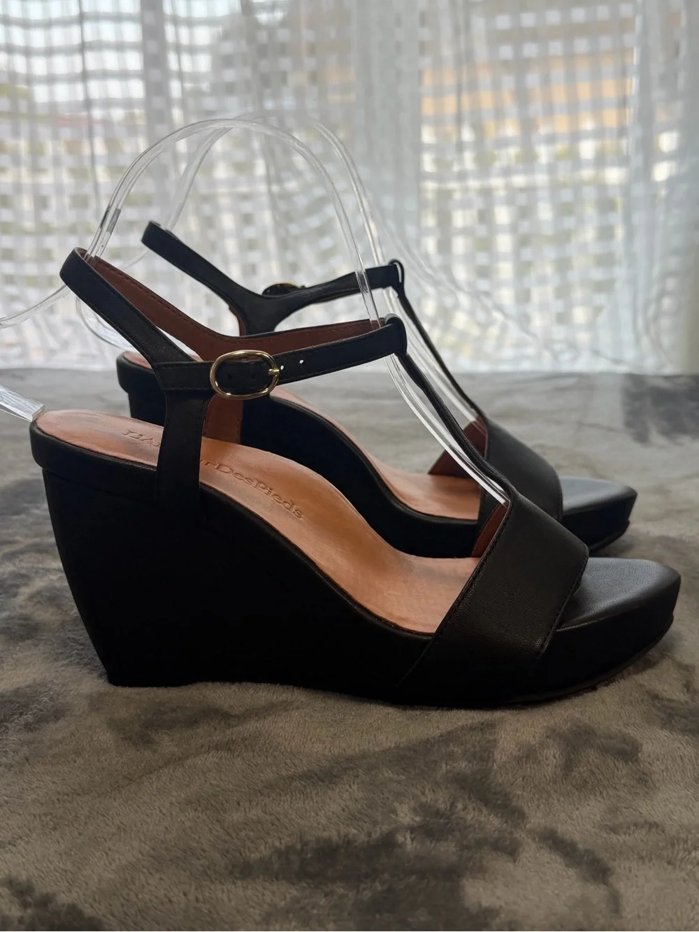 L’Amour Des Pieds Idelle Black Leather Wedge T Strap Sandals 7M NWOB